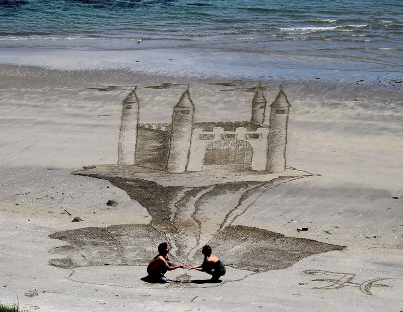 Illustration for article titled These Gorgeous Beachside Optical Illusions Will Fool You